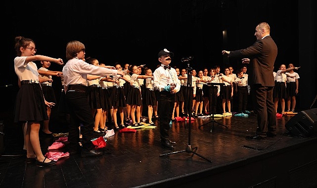 Çocuk ve gençlik korosundan harika performans