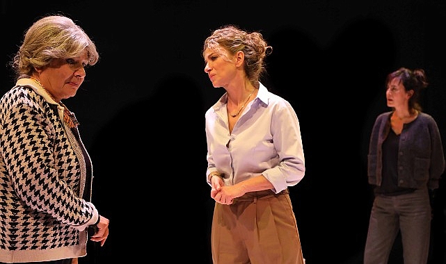 İstanbul Büyükşehir Belediyesi Kent Tiyatroları, “Sivrisinekler” isimli oyununu 11. Frankfurt Türk Tiyatro Şenliği kapsamında Frankfurt seyircisiyle buluşturuyor