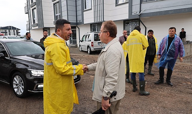 Nevşehir’de tesirli olan sağanak yağış hasebiyle Nevşehir Belediyesi grupları, su taşkınlarını engellemek ve yağıştan etkilenen vatandaşlara yardım etmek için ağır bir çalışma sergiliyor