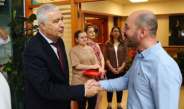 Kemalpaşa Belediye Başkanı Mehmet Türkmen, Kurban Bayramı münasebetiyle belediye çalışanı ile bayramlaştı