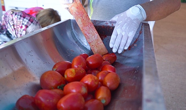 Ayvalık Belediyesi Üretim ve Pazarlama Kooperatifi, Ayvalıklı bayanlar için fiyatsız klâsik uygulamalarından olan ve bayanların hayatını kolaylaştıracak salça makinesini mahallelere ulaştırıyor