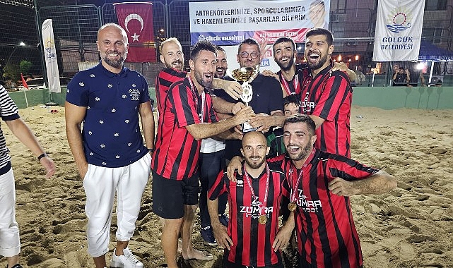 Gölcük Belediyesi tarafından düzenlenen klâsik Kum Futbol Turnuvası, heyecan dolu final karşılaşmalarının akabinde şampiyon Azat İnşaat oldu