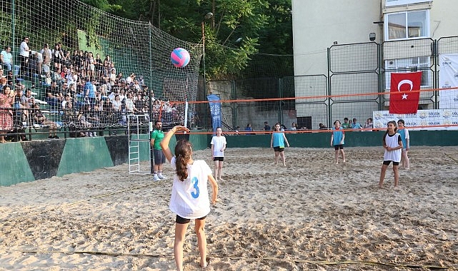 Gölcük Belediyesi yaz spor aktiflikleri kapsamında düzenlenen Play Voleybolu Turnuvası, 19 Temmuz Cuma akşamı başlıyor