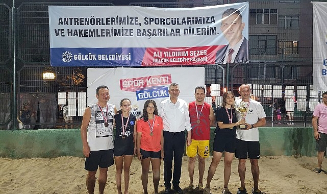 Gölcük Belediyesi’nin yaz spor aktiflikleri kapsamında düzenlediği Plaj Voleybolu Turnuvası, çekişmeli uğraşlara sahne olan final karşılaşmalarının akabinde son erdi