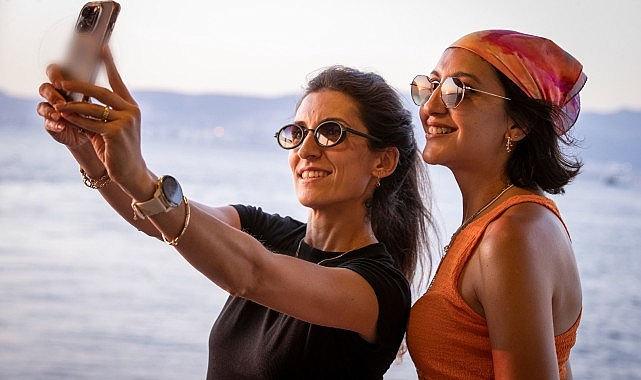 İzmir’in eşsiz gün batımında Körfez tipleri başladı