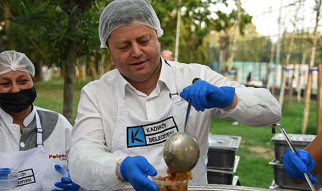 Kadıköy Belediyesi Muharrem ayı münasebetiyle 21 mahallede rahmet, kardeşlik, birlik ve beraberliğin simgesi olan aşure ikramına devam ediyor