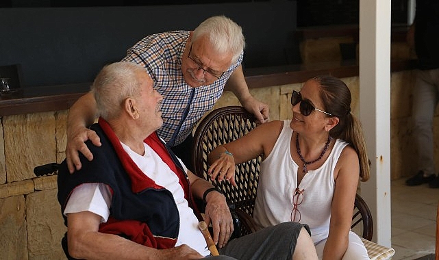 Kıyı Huzurevi Yaşlı Bakım Merkezi’ni ziyaret eden Belediye Başkanı Ali Kemal Deveciler, huzurevi sakinleriyle sohbet etti onlara moral verdi