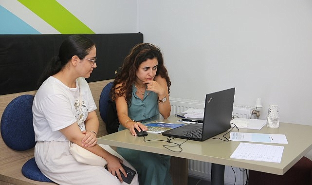 Küçükçekmece Belediyesi, gençlerin geleceğine katkıda bulunmak maksadıyla ilçedeki üç farklı noktada fiyatsız YKS Tercih Danışmanlığı hizmeti veriyor
