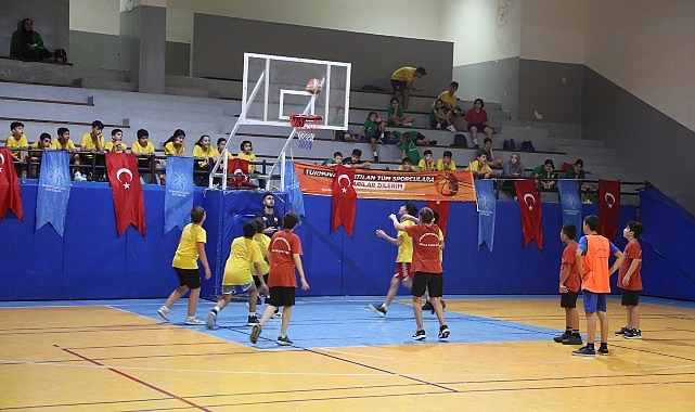 Küçükçekmece Belediyesi’nin yılın 365 günü fiyatsız hizmet veren spor okullarında yaz devri başladı