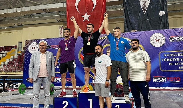 Nevşehir Belediyesi atleti Serdar Benli, Gençler Kulüpler Türkiye Halter Şampiyonası’nda toplamda 268 kg kaldırarak Türkiye üçüncüsü olmayı başardı