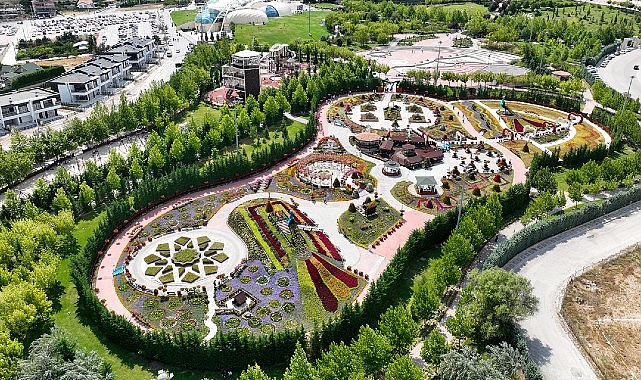 Selçuklu Çiçek Bahçesi 27 tıp, 60 çeşitte 395 bin adet çiçekle ziyaretçilerini mest ediyor