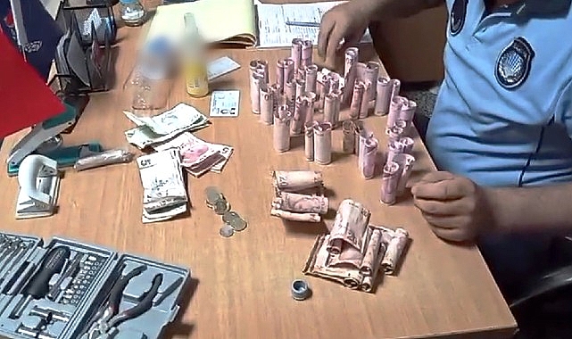 Sivas Belediyesi Zabıta Müdürlüğü grupları tarafından yakalanan bir dilencinin koltuk değneğinin içinden 7 bin liranın üzerinde para çıktı