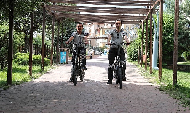Sivas’ta park-bahçe ve mesire alanlarının güvenliğini sağlayan Belediye bünyesindeki güvenlikçiler, vazifelerini artık elektrikli bisiklet ve scooterlar ile yapıyor