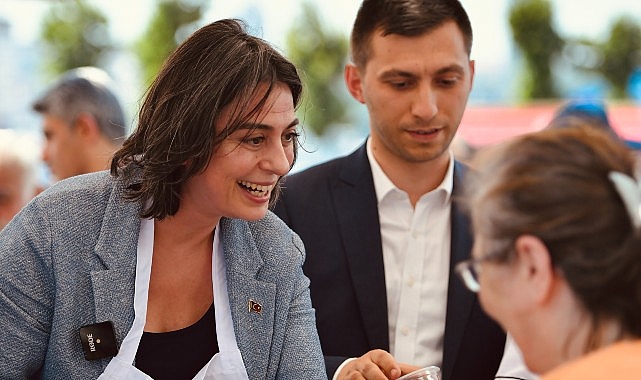 Üsküdar Belediye Başkanı Sinem Dedetaş, Muharrem Ayı hasebiyle düzenlenen programda vatandaşlara aşure ikramında bulundu