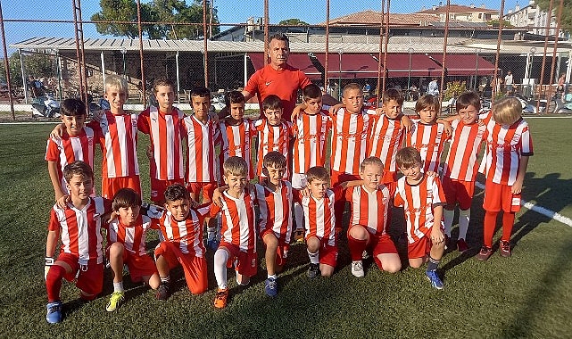 30 Ağustos Atatürk Kupası Futbol Turnuvası Sarı Zeybek Spor ve Toplumsal Tesisleri’nde Ayvalık Belediye Başkanı Mesut Ergin’in başlama vuruşuyla gerçekleşti.