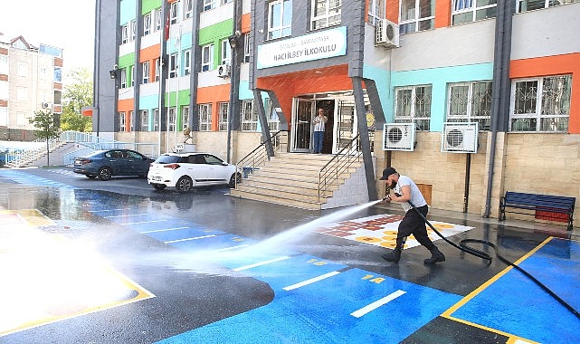 Bayrampaşa’da okullar temizleniyor, öğrencilere kırtasiye materyalleri ikram ediliyor