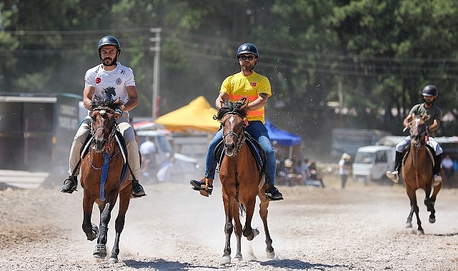 Buca’da Klasik Rahvan At Yarışları düzenlendi