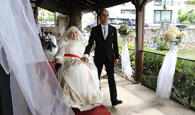 Büyükşehir’in Manisiz Taksisi gelin arabası oldu; Bu sefer ömür uzunluğu mutluluğa taşıdı