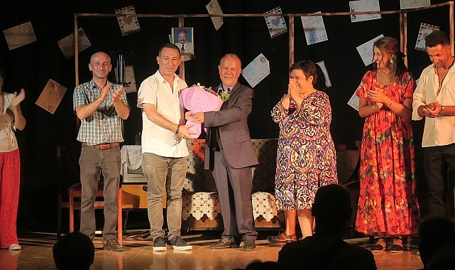 Foça Belediye Tiyatrosu, ‘Rumuz Goncagül’ oyunu ile izleyicilerden büyük alkış topladı.