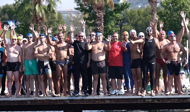 İzmit Körfezi’nde ‘Büyük Zafer’in coşkusu; Yüzücüler mavi sularda amaca kulaç attı