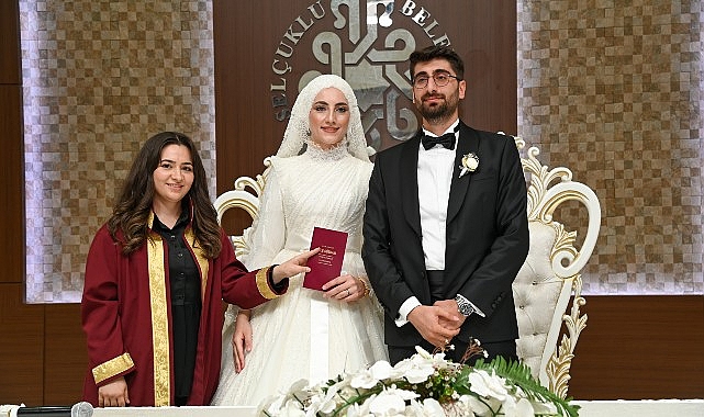 Konya’nın birinci ve tek bayan nikah memuru Esra Solak, Selçuklu Belediyesi Evlendirme Memurluğu’nda misyonunu muvaffakiyet ile yürütüyor.