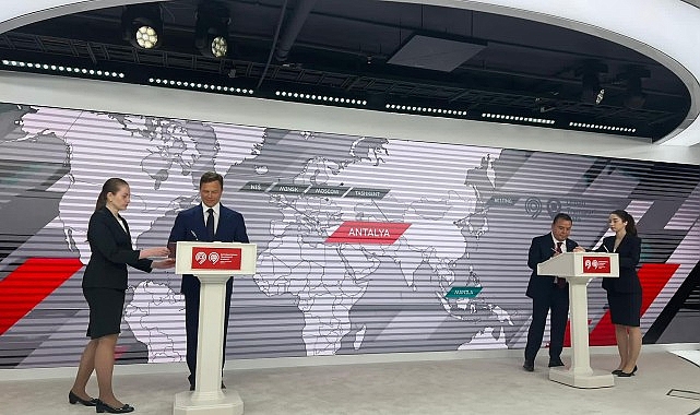 Lider Muhittin Böcek Moskova Ulaşım Doruğu’na katıldı