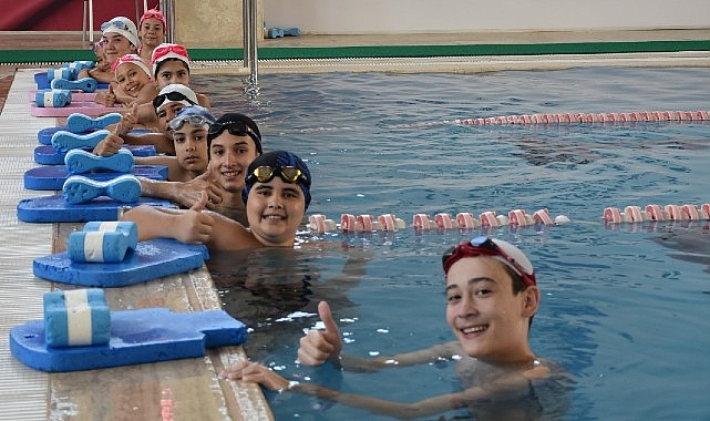 Salihli Belediyesi Yüzme ve Voleybol Kurslarıyla Profesyonel Atlet Adayları Yetiştiriyor