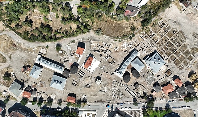 Sivas Kalesi ve etrafının turizme kazandırılması maksadıyla Belediye tarafından uygulanan projede çalışmalar aralıksız devam ediyor.