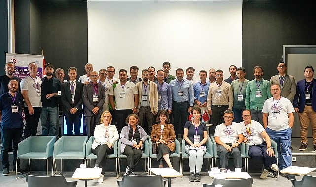 Boyun bölgesinde ameliyat izi olmamasını sağlayan “İzsiz Tiroidektomi” yolu İstinye Üniversitesi’nde doktorlara anlatıldı