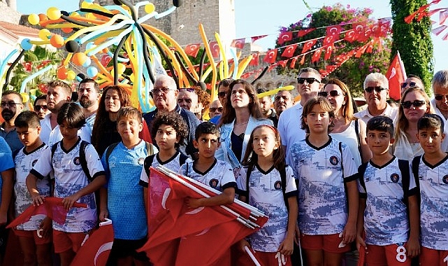 Çeşme Şenliği, “90’larda Çeşme” teması ile başladı!
