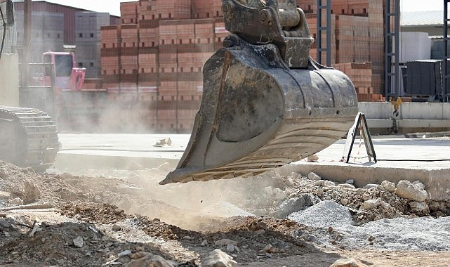 Didim Belediyesi tarafından 75.Yıl Sanayi Sitesi’nde sürdürülen yol imal çalışmaları tüm süratiyle devam ediyor.