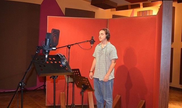 Ege Bölgesinin en büyük kayıt stüdyosu hem öğrencilere hem müzik kesimine hizmet veriyor