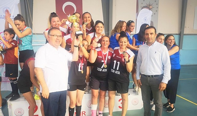 Foça’daki turnuvada Konutunun Sultanları, Filenin Sultanlarına taş çıkarttı