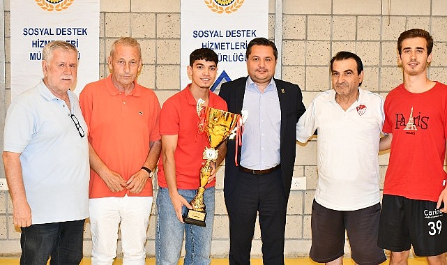 Futbol turnuvasında dereceye giren ekiplere kupaları verildi