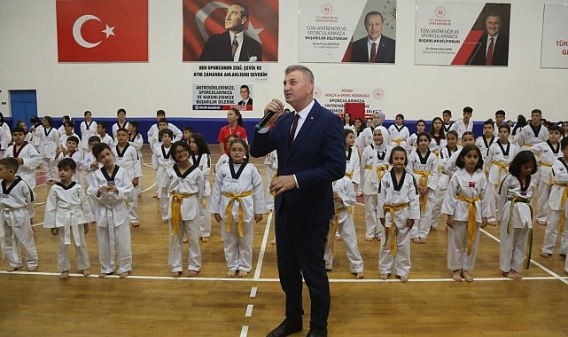 Gölcük Belediyespor bünyesindeki Taekwondo branşında bulunan 330 sportmen, düzenlenen merasimle jenerasyon atladı.