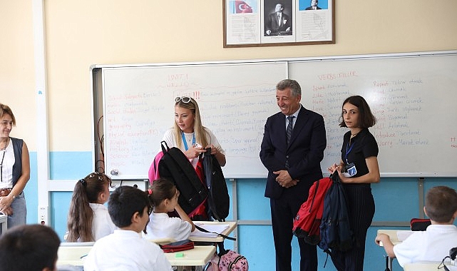 Güzelbahçe Belediyesi’nden Öğrencilere Çanta ve Kırtasiye Dayanağı