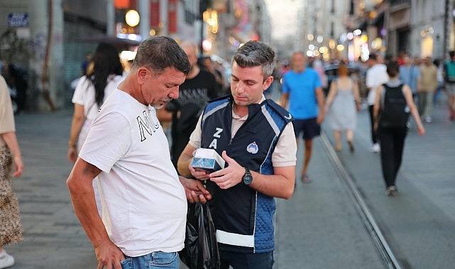 İstanbul Büyükşehir Belediyesi (İBB), İstanbul’un turistik ve tarihi bölgelerinde düzmece parfüm satıcılarıyla çabayı sürdürüyor