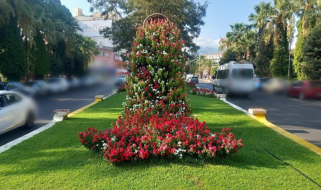 Lider Çerçioğlu kenti Cumhuriyetin renkleriyle süslüyor