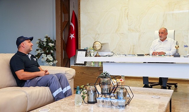 Lider İbrahim Sandıkçı’dan Yağmura Aldırış Etmeden Çalışan Emekçiye Ödül