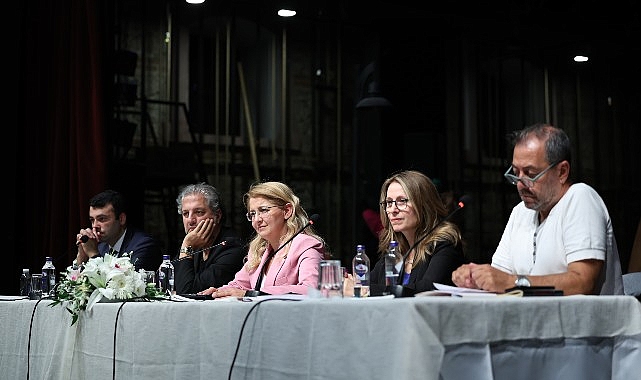 Lider Ovalıoğlu, Bakırköy Belediye Tiyatrosu oyuncu ve teknik takımıyla bir ortaya geldi