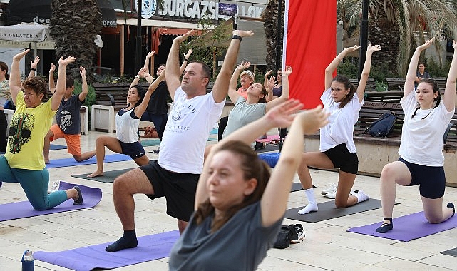 Mudanya Belediyesi ve Eflatun Yoga Ömür Okulu’nun işbirliği ile Güzelyalı Atatürk Parkı’nda düzenlenen yoga aktifliği, pazar sabahına huzur dolu bir başlangıç getirdi.