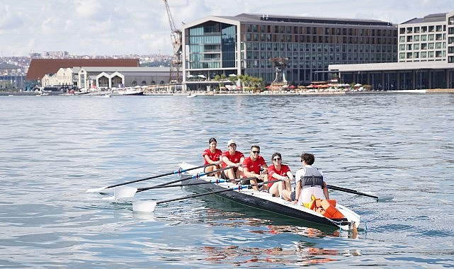 Rixos Tersane İstanbul Kürek Şenliği’ne takviye veren Corendon Airlines’ın kürek ekipleri kıyasıya yarıştı