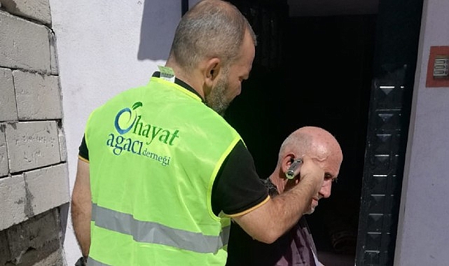 Yaşlılar konutlarında tıraş ediliyor.