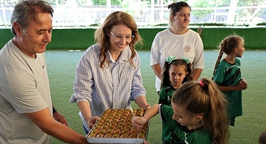 Abiş, minik sporcular ve anneleriyle sahada buluştu