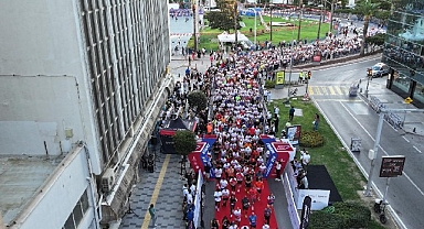 İzmir’de Uluslararası 9 Eylül İzmir Yarı Maratonu renkli görüntülere sahne oldu