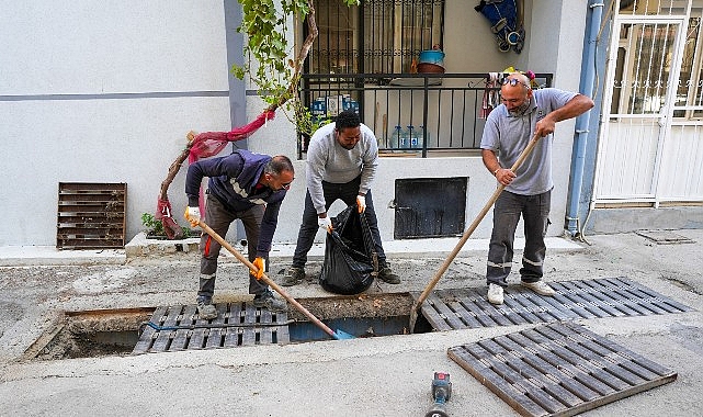 Gaziemir’de kışa hazırlık: Yağmur suyu kanalları temizleniyor
